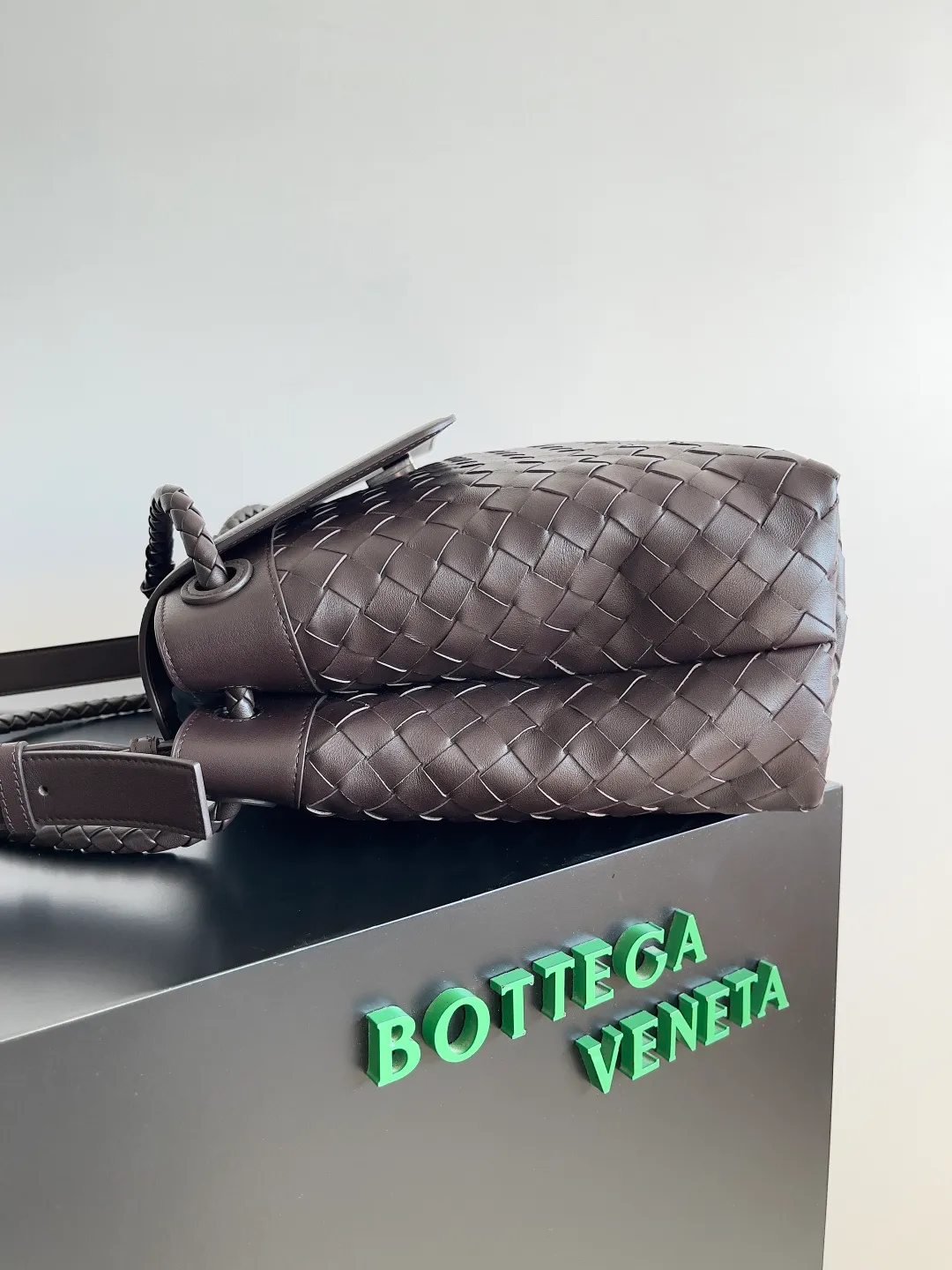 Batch 2460 BOTTEGA VENETA 2025 new men's ANDIAMO backpack Bottega Veneta's main recommendation is undoubtedly Andiamo. The first new favorite of 2025 is a men's splayed buckle bag. It can be seen that the designer has used many small ideas. The detachable cross-body strap is very convenient for elite office workers to carry their work diary. Reduce the burden on your hands when carrying office supplies. The interior is divided into two large compartments and a small zippered compartment. Unlike the women's model, the compartments here are not detachable. The fixed large single layer also makes it easier to pack lightly when going out to work and avoids the accumulation of too many small items. Style number: 807715 Size: 37*26*13cm